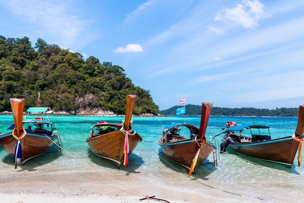 Foto lunga barca e spiaggia tropicale andamane