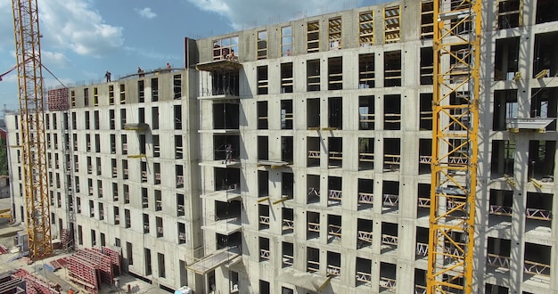 Un lungo edificio in costruzione