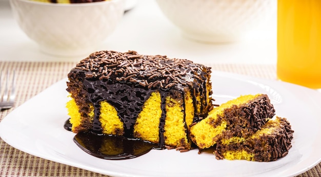 Длинный морковный торт с шоколадной посыпкой, типичный бразильский десерт для июньских и июльских вечеринок.