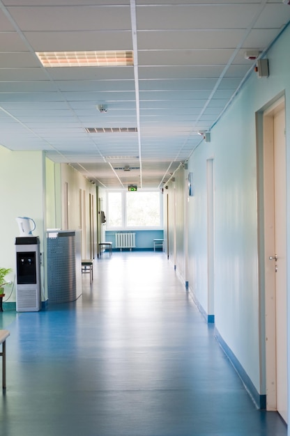 Photo long corridor in hospital with doors and reflections