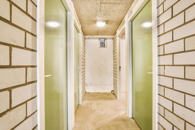 Длинный коридор в современной квартире
