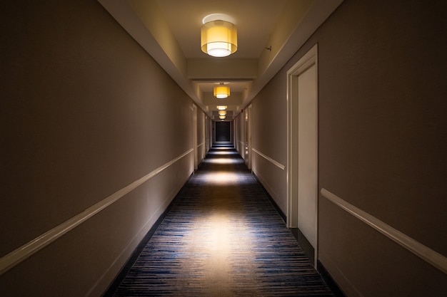 Photo long dark corridor inside hotel