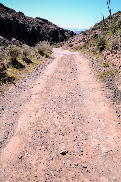 Foto long dirt desert road scompare nell'orizzonte.