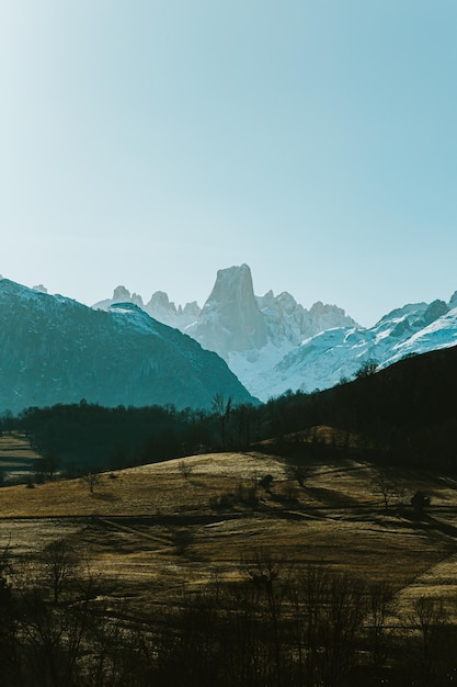 Photo long distance panoramic view of a massive mountain peak urriellu naranjo de bulnes in asturias