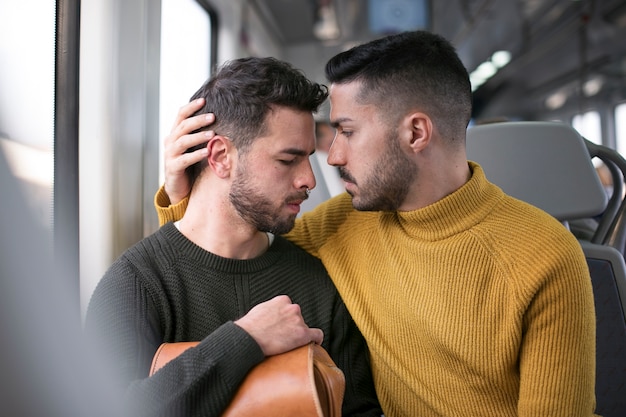 Foto riunione di coppia di relazioni a distanza dopo molto tempo