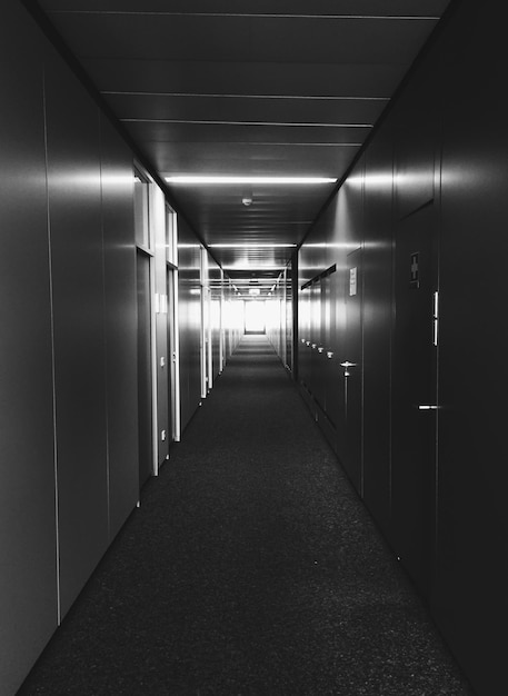 Photo long empty corridor