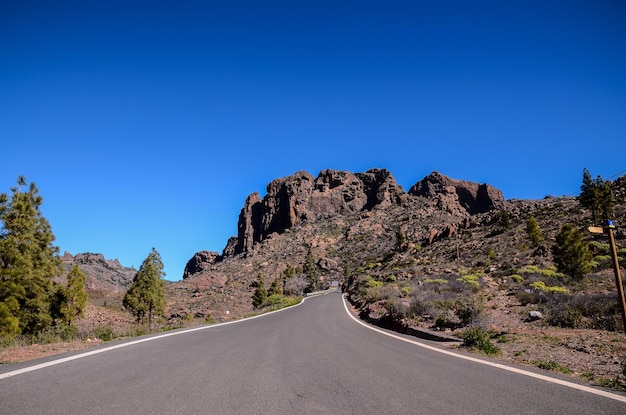 Photo long empty desert asphalt road in canary islands spain