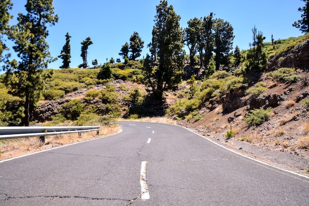 스페인 카나리아 제도의 긴 빈 사막 아스팔트 도로
