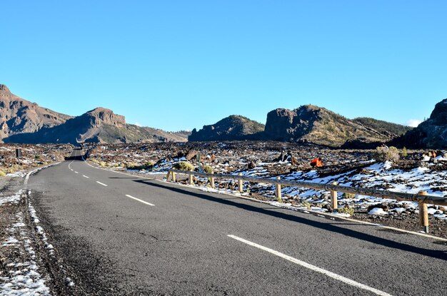 カナリア諸島スペインの長い空の砂漠のアスファルト道路