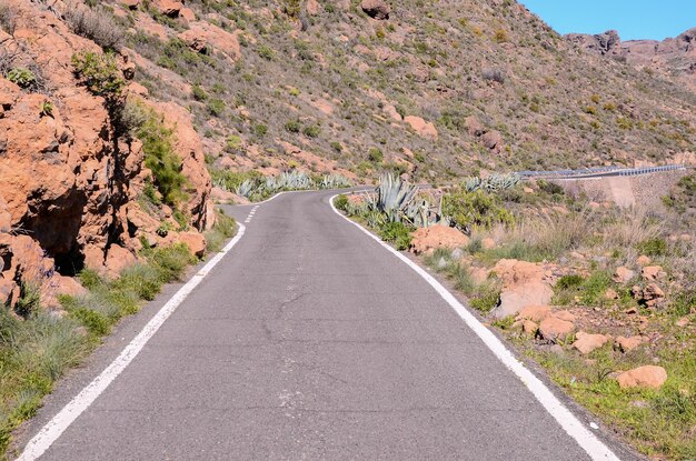 カナリア諸島スペインの長い空の砂漠のアスファルト道路