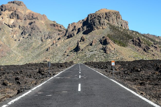 カナリア諸島スペインの長い空の砂漠のアスファルト道路