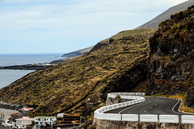 エル イエロ カナリア諸島スペインの長い空の砂漠のアスファルト道路