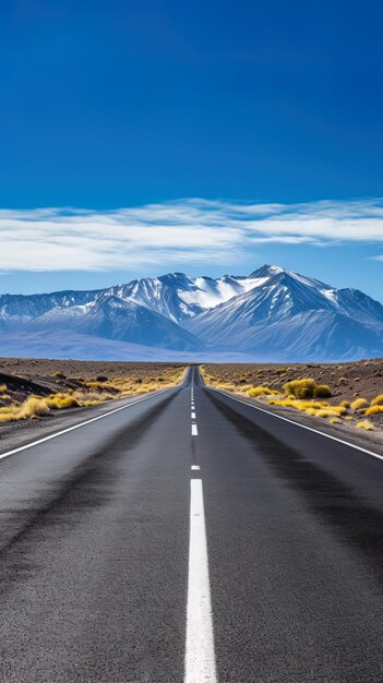 Photo a long empty road with a mountain in the background