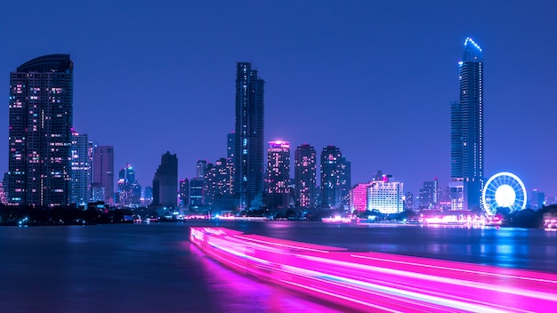 Esposizione lunga, atmosfera di bangkok al chao phraya river alla notte