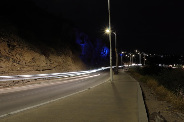 Foto lunga esposizione delle luci dell'auto di notte