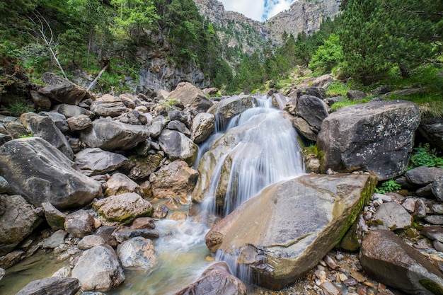 Lunga esposizione della cascata e del fiume cotatuero nel parco nazionale di ordesa e monte perdido