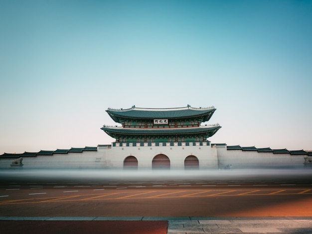 Foto esposizione lunga dell'entrata del palazzo reale a seoul