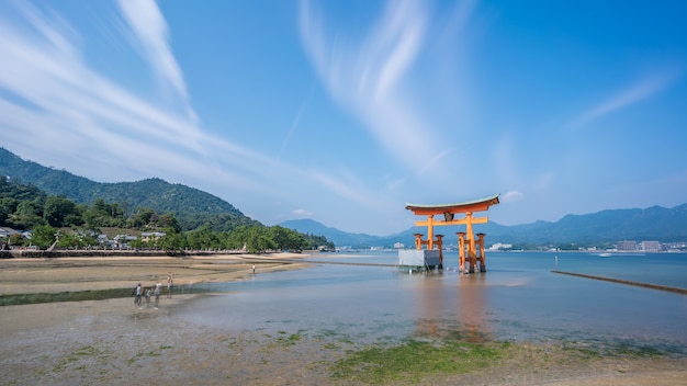 일본 히로시마 현 미야지마 섬 수리 중인 이쓰쿠시마 신사의 유명한 주황색 떠 있는 일본 신사(도리이)의 긴 노출 이미지