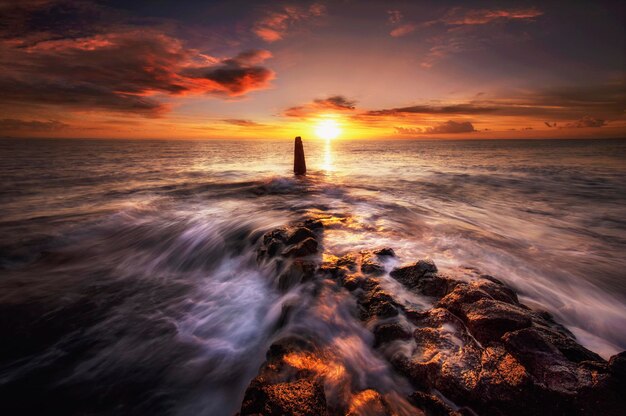 Photo long exposure image of sea during sunset