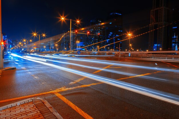 두바이의 야간 도로에서 움직이는 자동차의 긴 노출