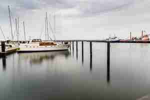 Photo long exposure of sailing boats moored in harbour sassnitz is a small town located in rugen island