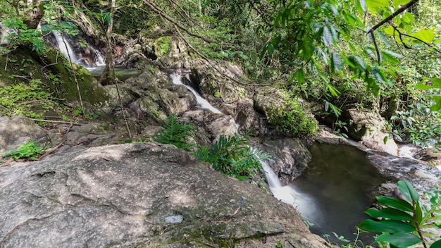 Scenario di lunga esposizione alla cascata del nord di jedkod a jedkod - centro di studio ed ecoturismo naturale di pongkonsao, saraburi, thailandia