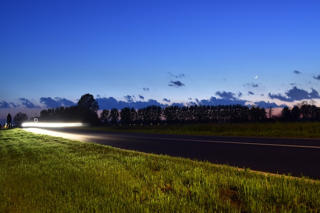 Photo long exposure shot of the wakes of the cars