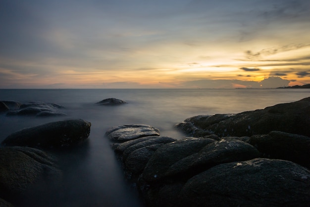 海での長い夕日の露出、Larn hin khao