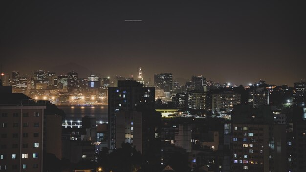 사진 브라질 리오데자네이로 (rio de janeiro) 의 건물과 불빛으로 장시간 노출된 도시 야간 사진