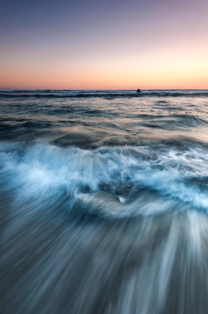 Foto onde a lunga esposizione in spiaggia echo beach canggu denpasar bali indonesia