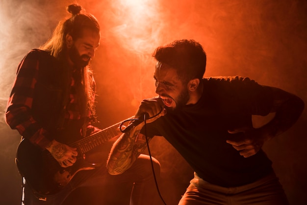 Foto chitarrista e cantante con i capelli lunghi