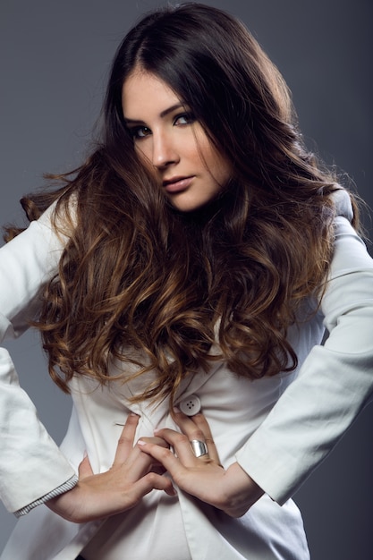 Foto dai capelli lunghi donna in posa per la macchina fotografica