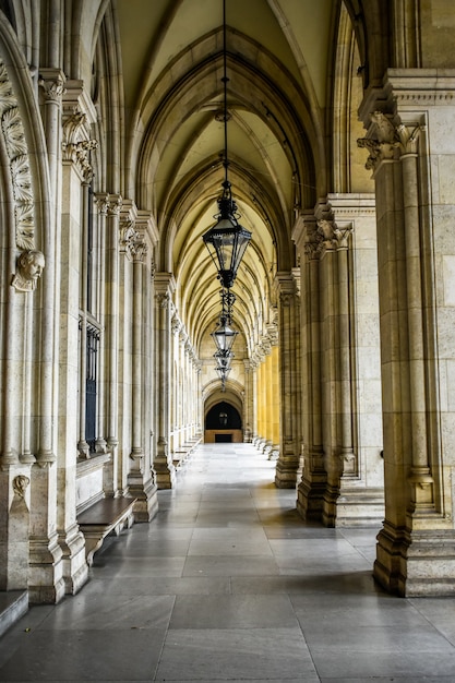 Photo long hall in a building in zangreb croatia with chandeliers