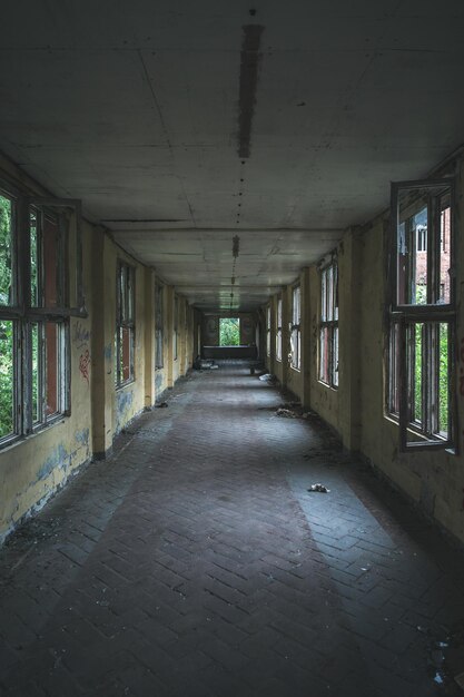 Photo a long hallway in a ruin