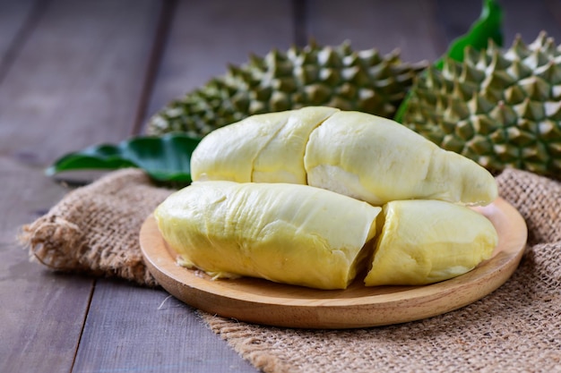 Long laplae durian su piatto di legnoè il più costoso e il più delizioso di tutti i durian