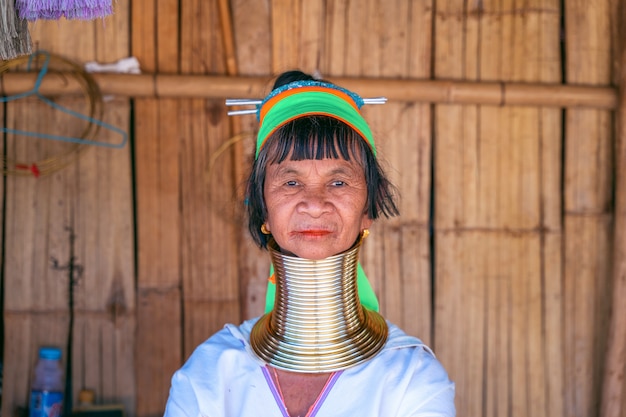 Photo long neck karen woman at hill tribe villages, chiang rai province, thailand.