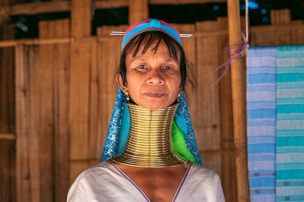 Photo long neck karen woman at hill tribe villages, chiang rai province, thailand.