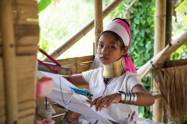 Photo long neck lady. kayan lahwi tribe known for wearing neck rings, brass coils to extend the neck.