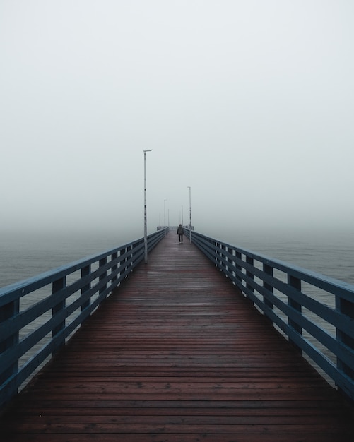 Photo long pier on the sea. foggy weather with mist around