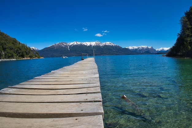 파타고니아(Patagonia)의 빌라 라 앙고스투라(Villa La Angostura) 호수를 향해 아래에서 본 긴 부두. 뒤에 산