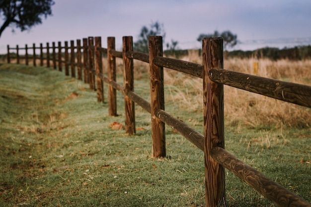 Photo long rustic wooden fence