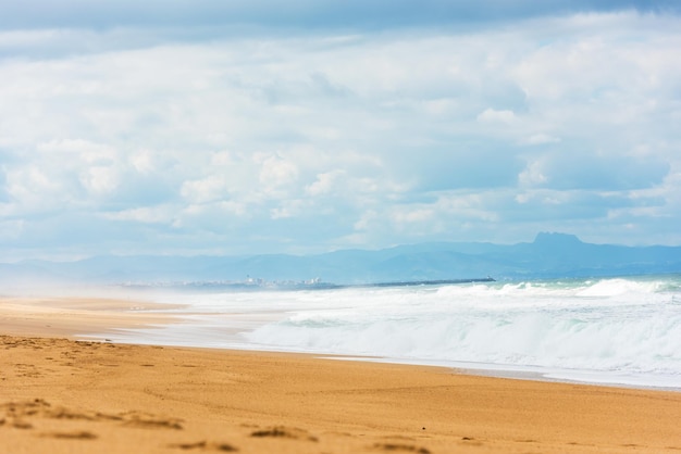 Long sand atlantic beach con onde dell'oceano