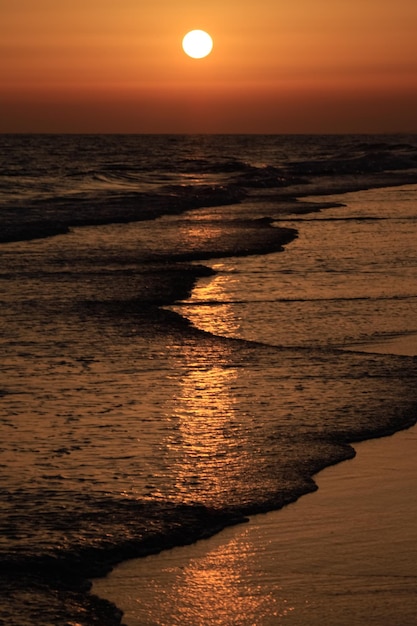 Campo lungo di un fantastico tramonto sull'oceano atlantico