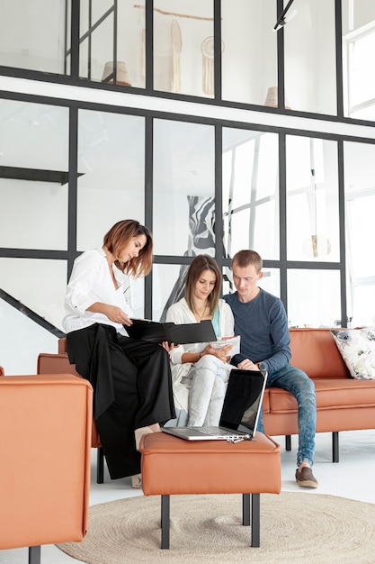 Photo long shot couple looking together on house offers