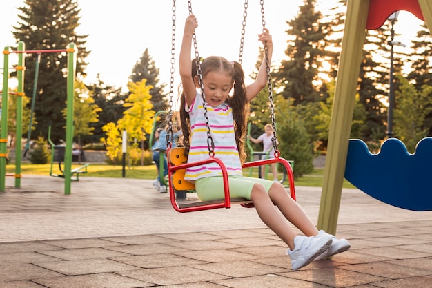 Foto bambina del colpo lungo che si diverte nel parco