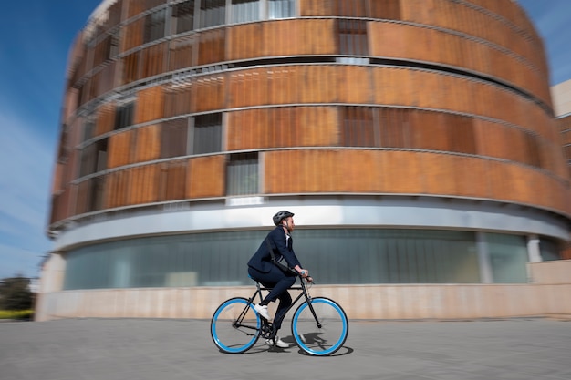 写真 自転車で働くロングショットの男