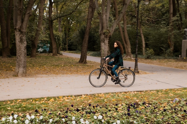 公園での女性と自転車のロングショット