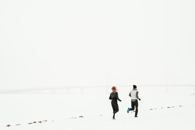 Photo long shot people running outdoors