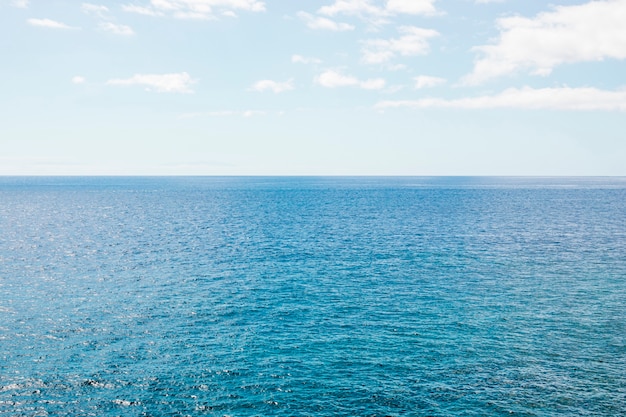 Foto mare cristallino orizzonte lungo mare