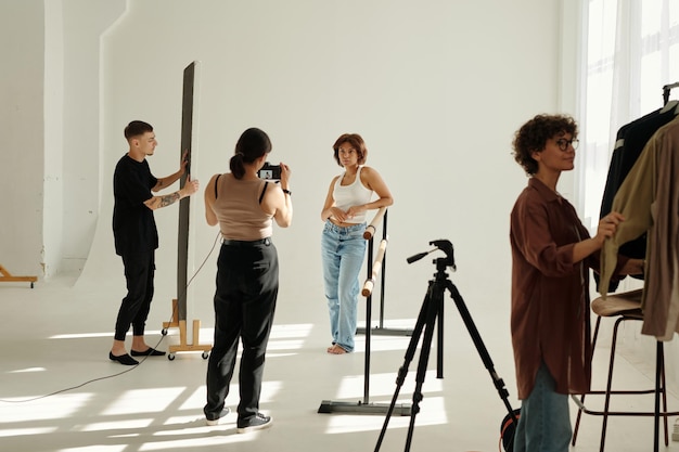 写真セッション中に作業を行う撮影チームのロングショット